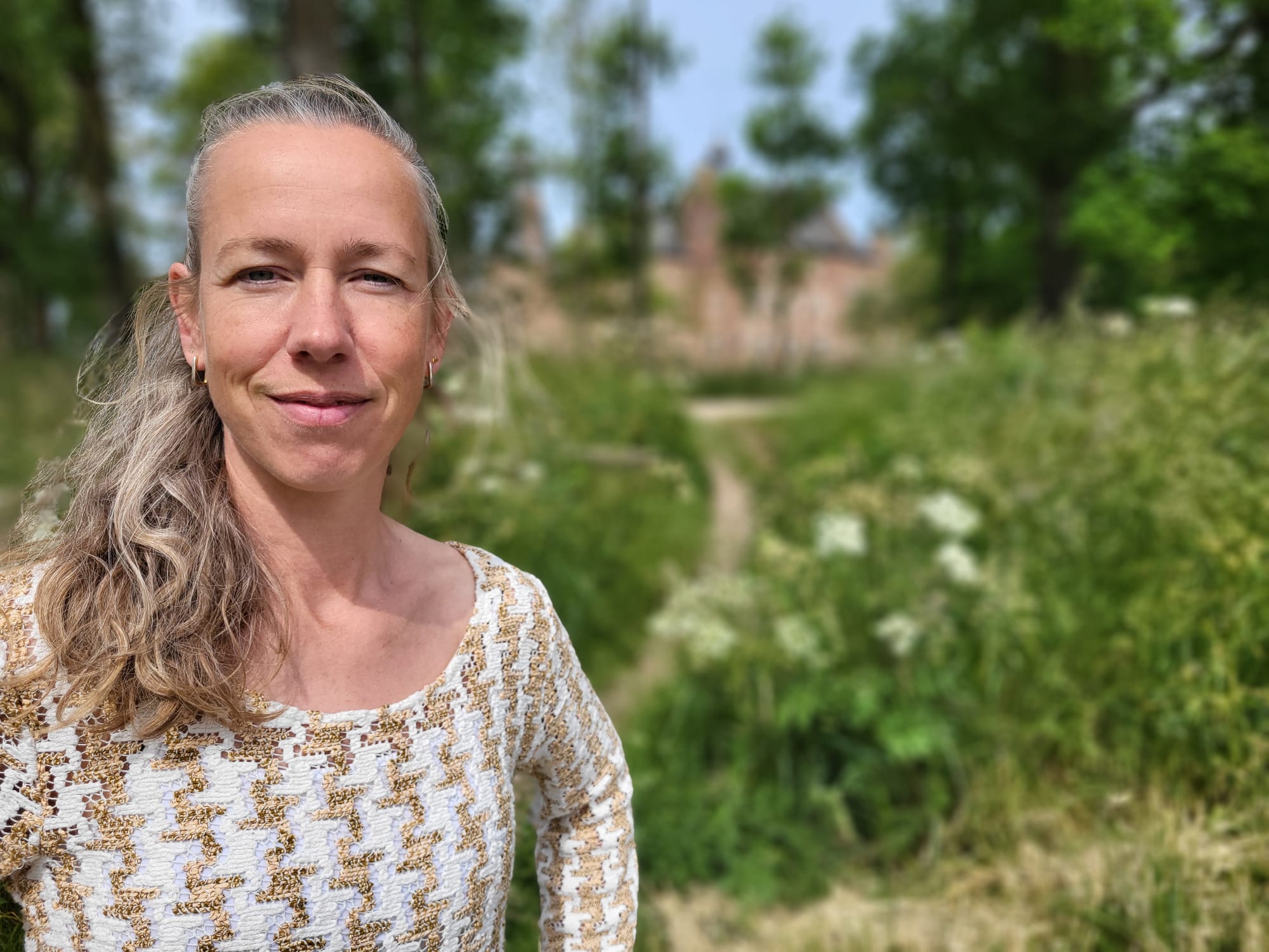 Karla in het bos voor Kasteel Doorwerth